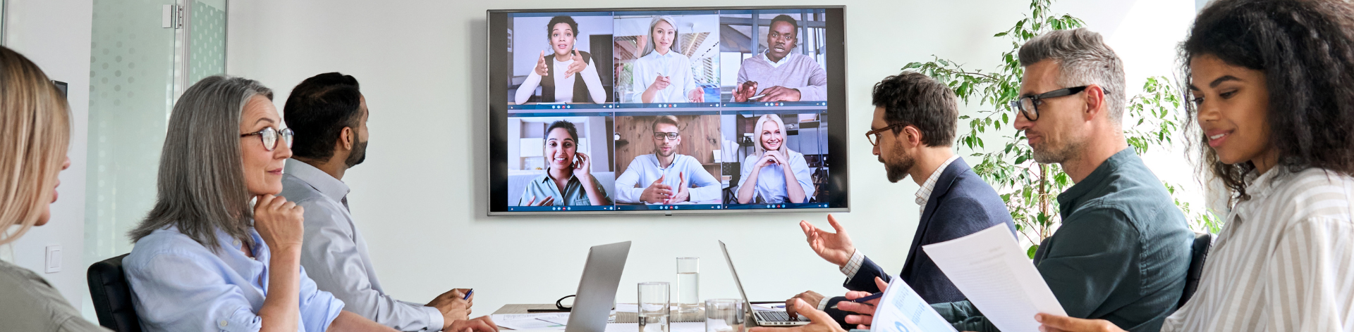 Moderne vergaderruimte met hoogwaardige audio‑ en videoapparatuur van Axians Unite